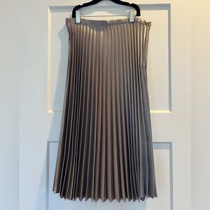 Banana Republic Metallic Pleated Skirt in Silver